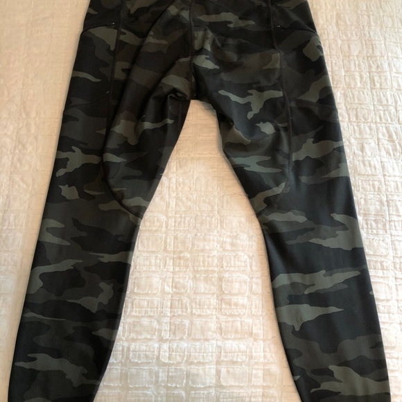 Athleta Camo Contender Tight Size Large - Picture 5 of 5